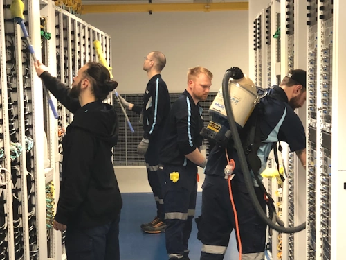 Data centre Above-floor cleaning group