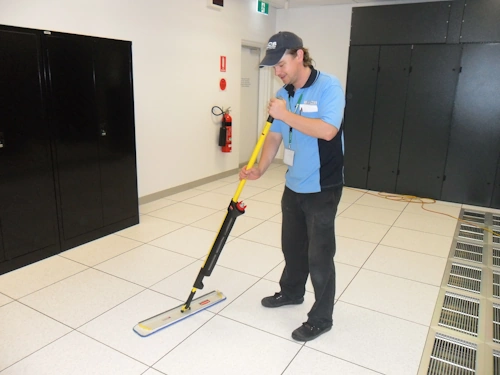 Data centre Above-floor cleaning mop