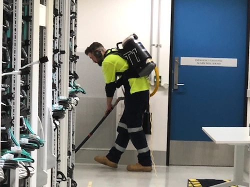 Data centre Above-floor cleaning vacuum